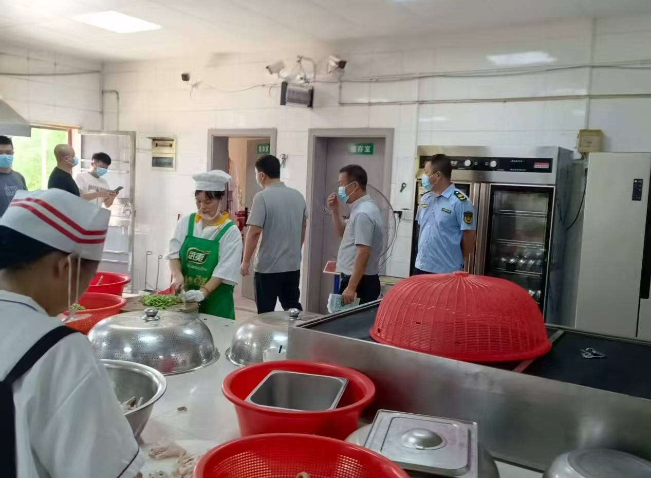 永兴县金龟镇：赶集日里话安全 织密食品安全防护网