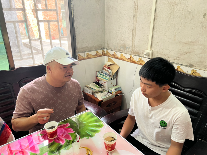       爱心托举学业路，真情温暖少年心