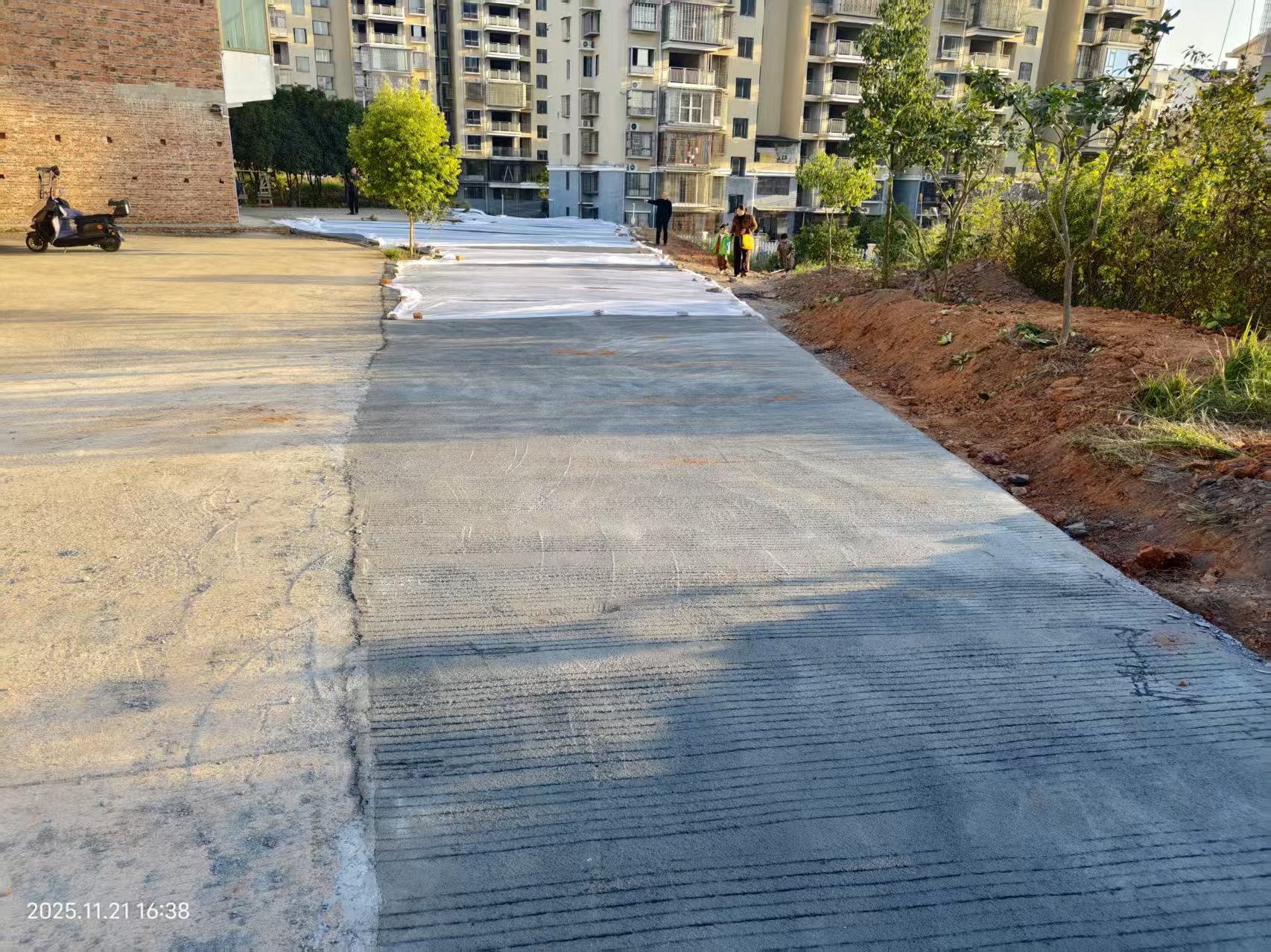 永兴县军山路社区：党建聚力解民忧，党员值守保畅通