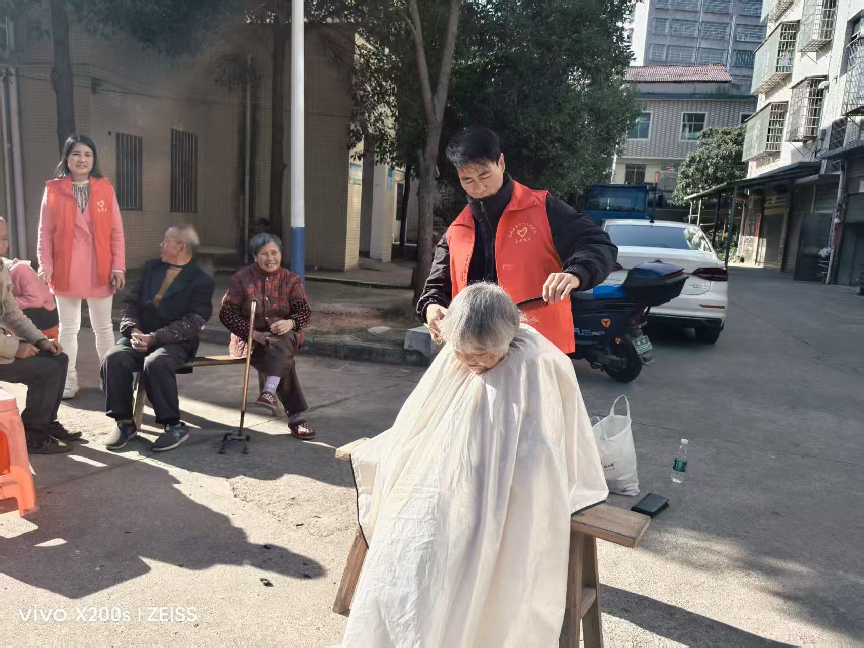 永兴县油市社区：开展爱心义剪活动 温暖送入“特殊”群体家门