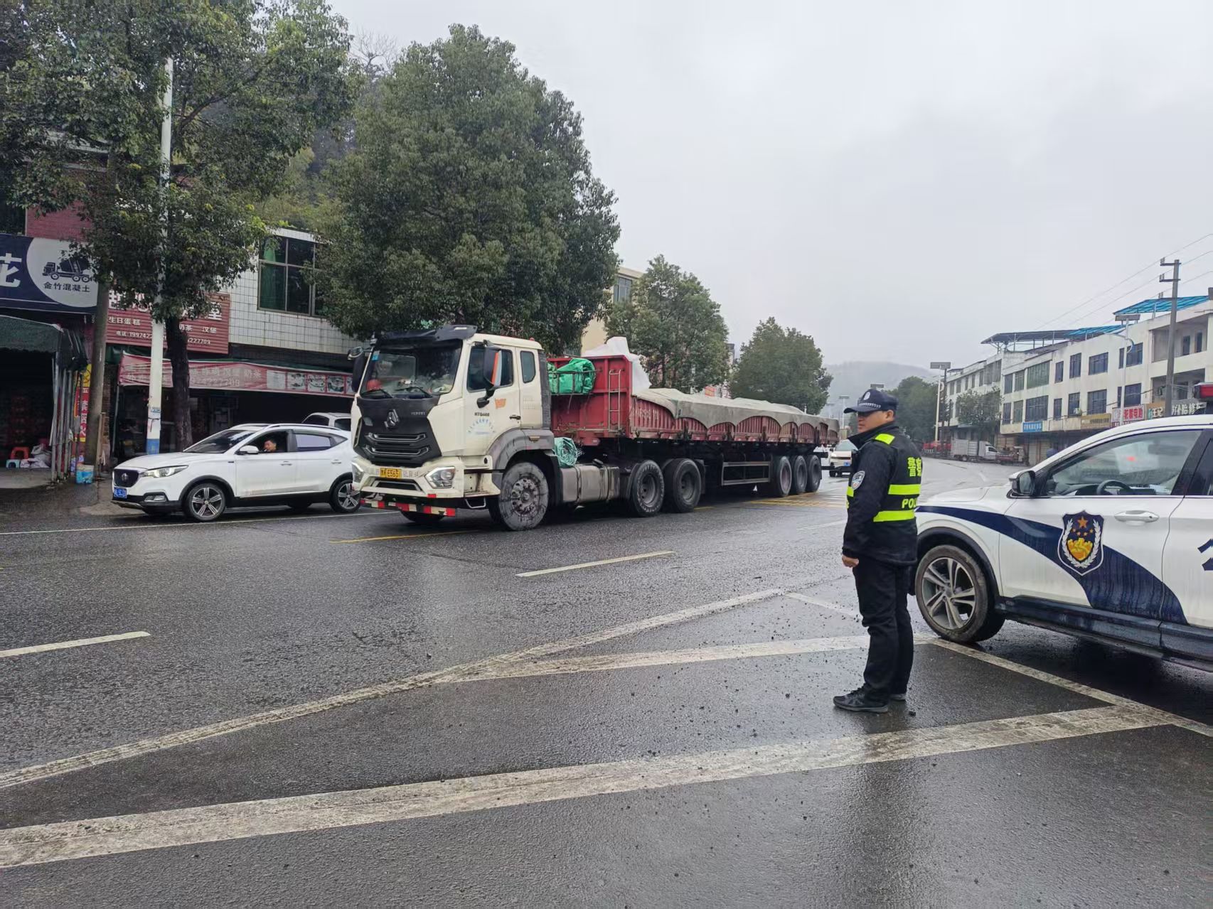 永兴县金龟镇：顶风冒雪护平安，筑牢赶集日安全防线