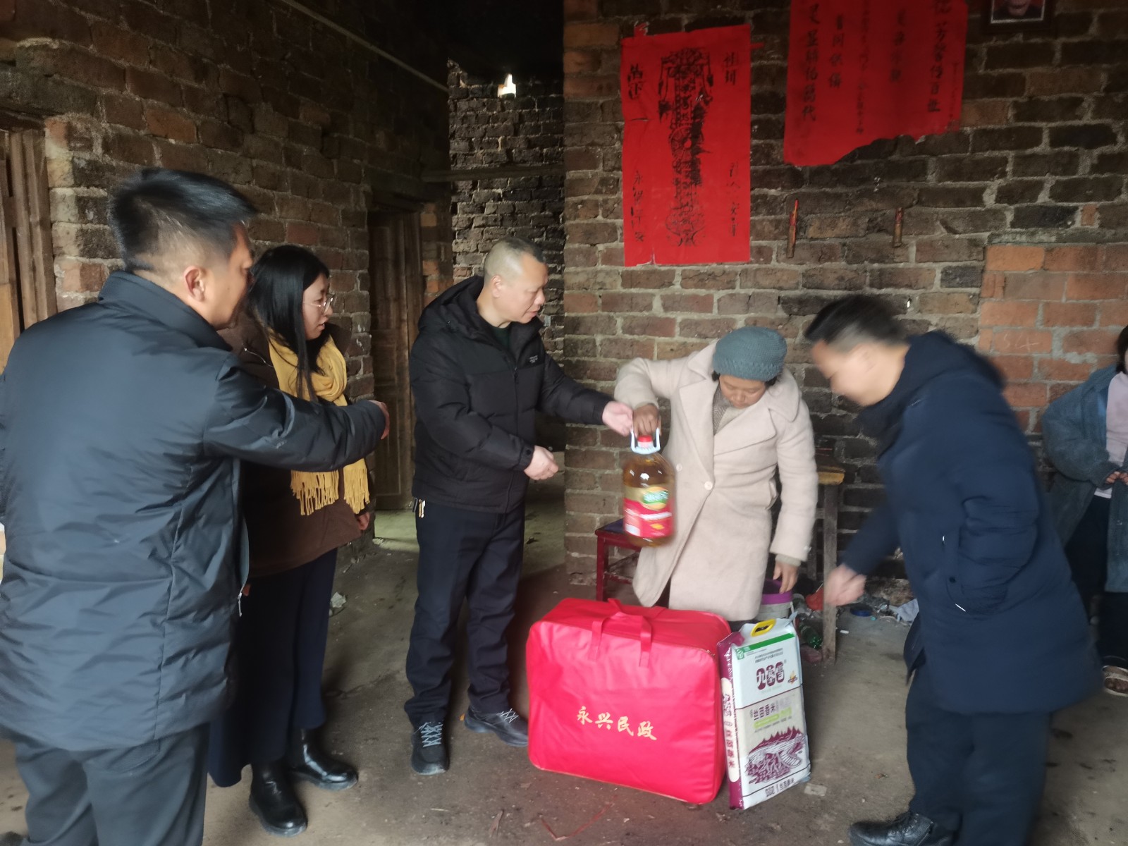 永兴县民政局积极开展为困难群众“送温暖”行动