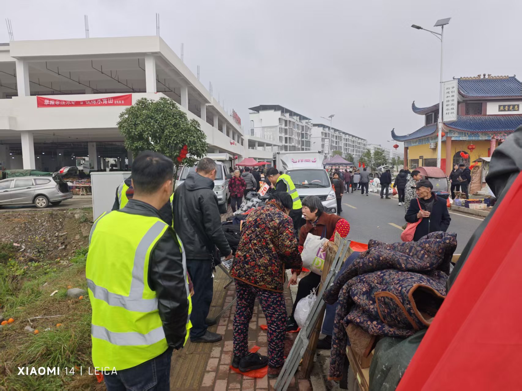 永兴县金龟镇：筑牢春季交通安全防线，开展马路市场集中整治行动