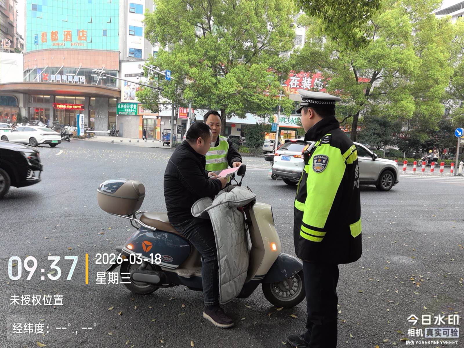 永兴县便江街道：“上路劝导+定点宣传”开展“戴帽工程”宣传执法专项行动