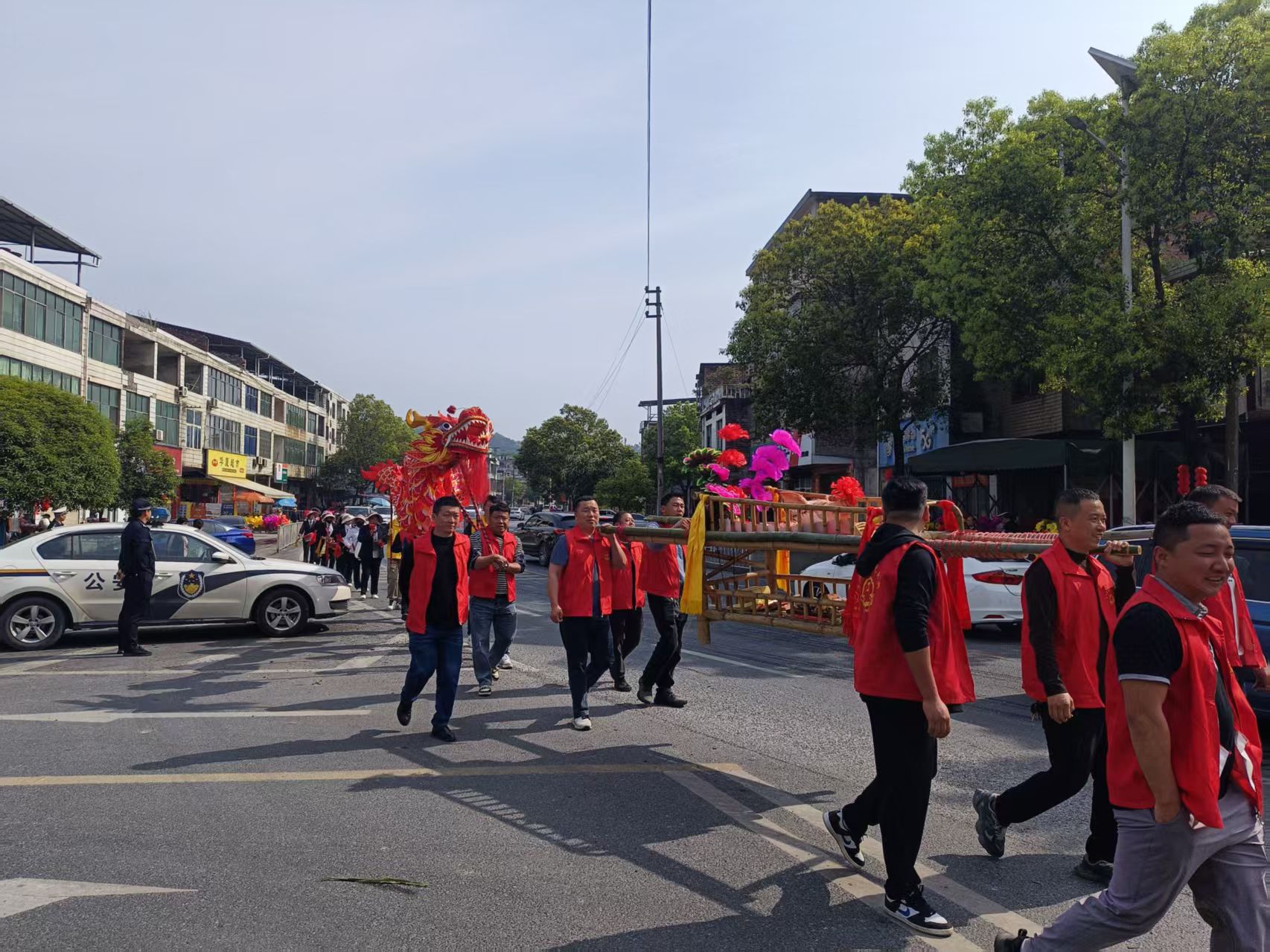 永兴县金龟镇：清明赶集双叠加 多方联动保平安