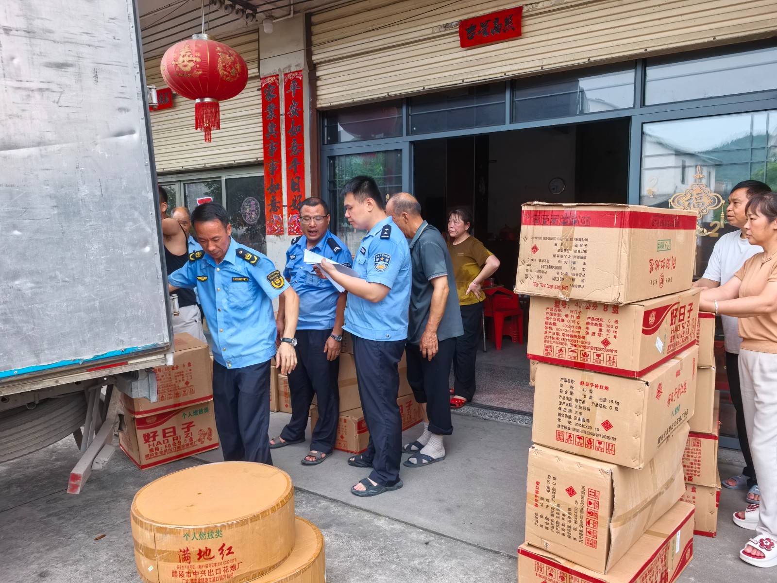 永兴县金龟镇：雷霆治违护平安，严查烟花爆竹违法行为