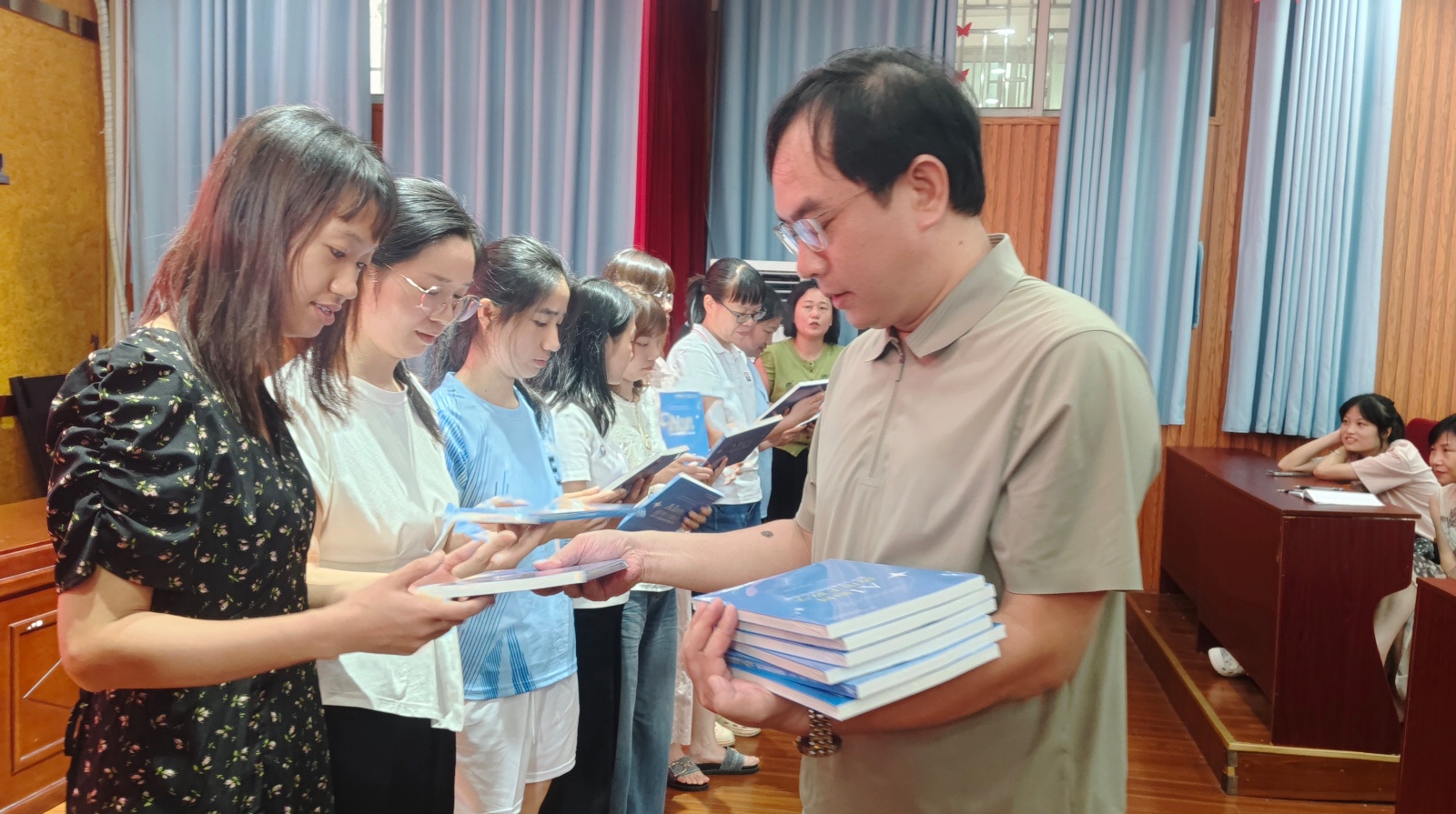 书香伴暑假 智教启新篇——永兴县红旗实验小学举行2026年暑假教师共读赠书仪式